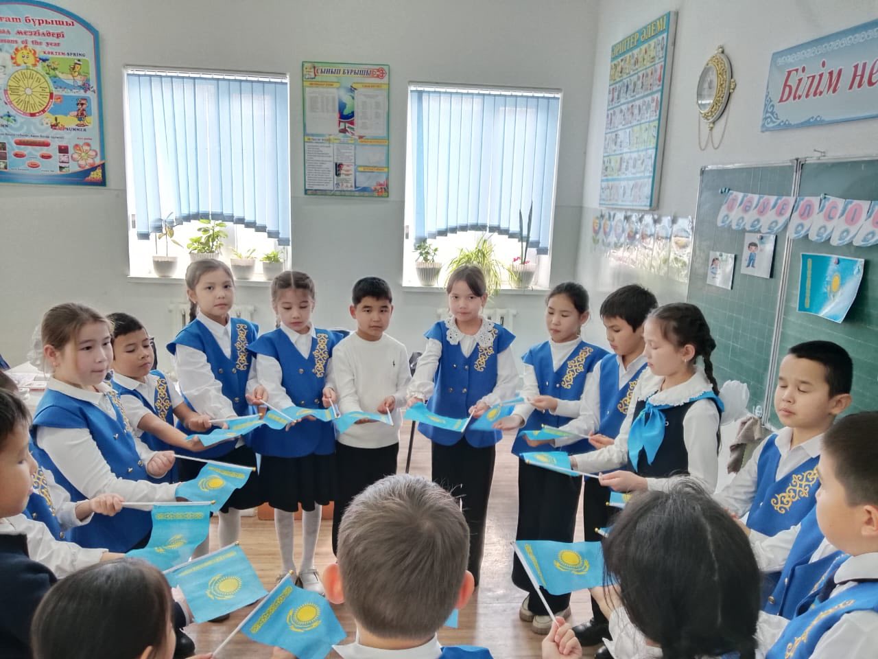 В КЕЛЕСЕ ШКОЛЬНЫЕ УЧЕБНЫЕ КАБИНЕТЫ БЫЛИ ОФОРМЛЕНЫ В СООТВЕТСТВИИ С ПРАЗДНИКОМ НЕЗАВИСИМОСТИ