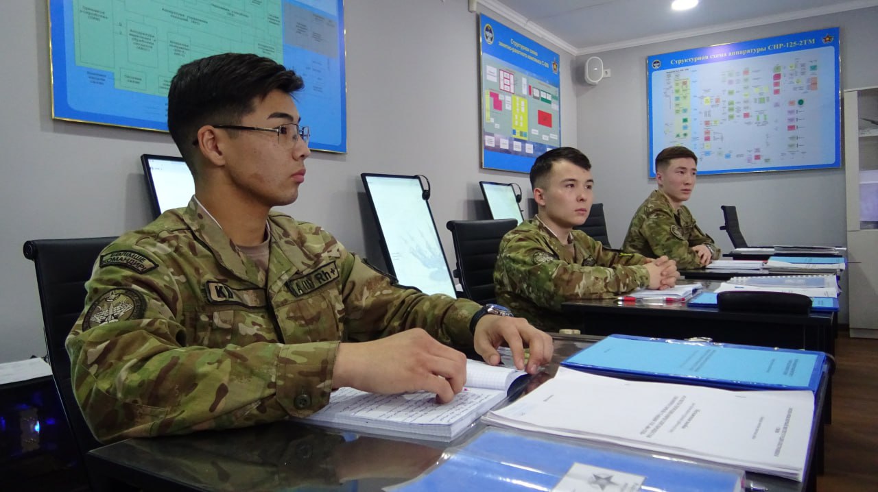 Алматыда журналистерді Қорғаныс министрлігінің әскери оқу орындарындағы дайындық ерекшеліктерімен таныстырды