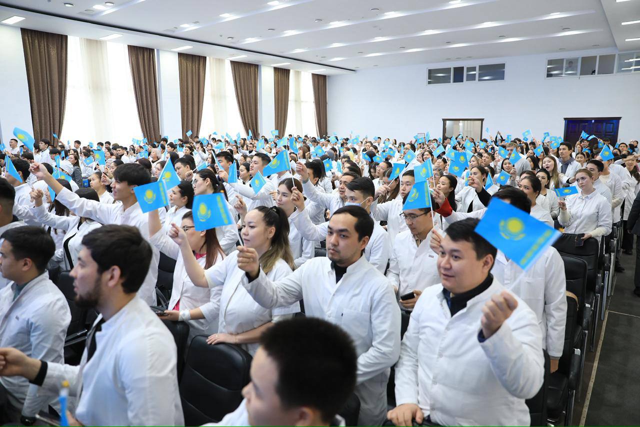 QazVac авторы мен медицина саласының сарапшылары Ақтөбеде болашақ дәрігерлермен ұлттық құндылықтарды талқылады