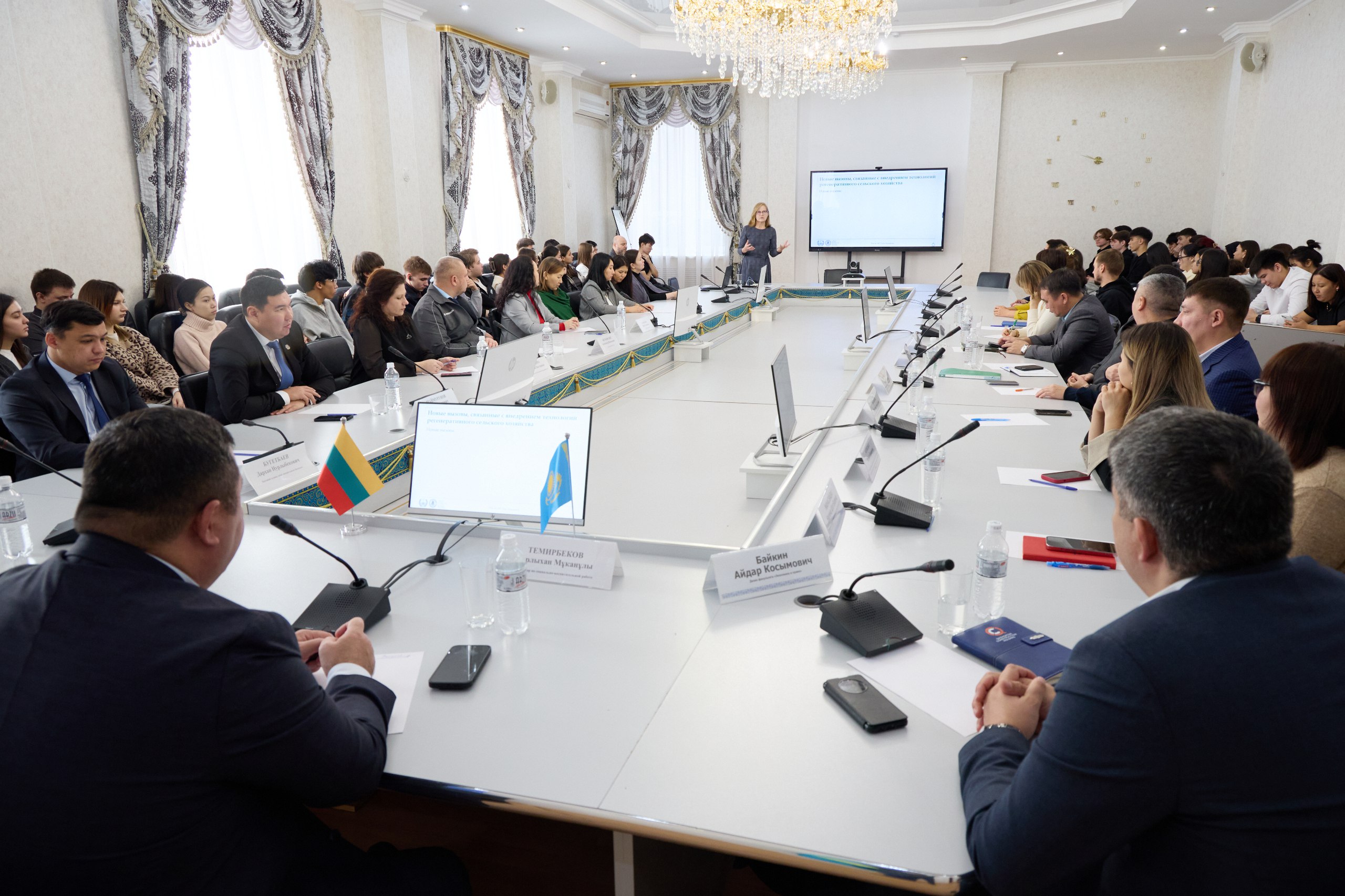 Профессор литовского университета консультирует костанайских предпринимателей на базе КРУ