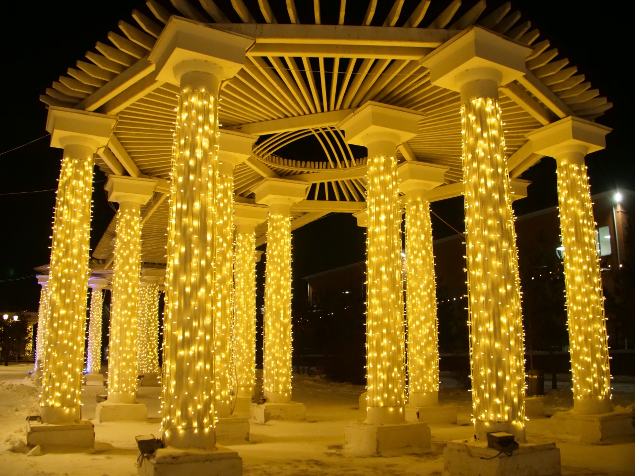 Бұрын бос жатқан аумақтың орнында жаңа сквер бой көтеріп, ондаған мың ағаш егілді: 2025 жылы елорданың Байқоңыр ауданы қалай өзгерді