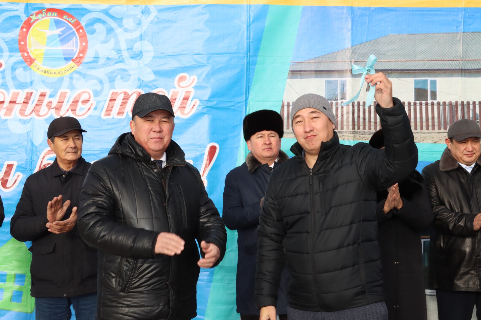 В Акжайыкском районе медицинским работникам вручили новые служебные дома