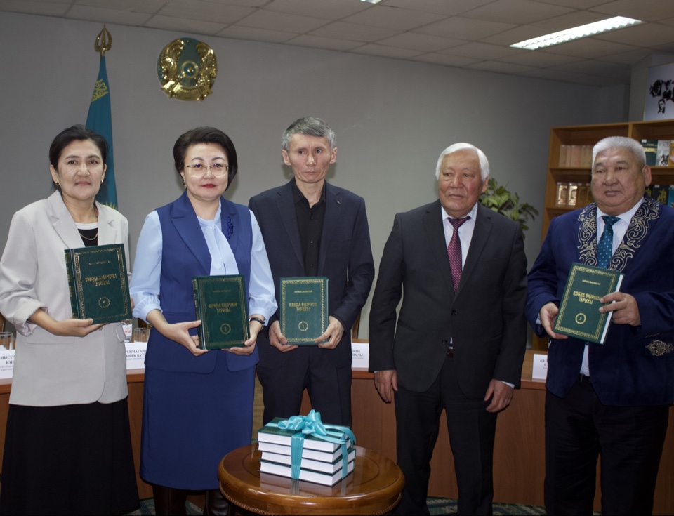 18 желтоқсан күні С.Бәйішев атындағы облыстық әмбебап ғылыми кітапханада  Ш.Ш.Уәлиханов атындағы Тарих және этнология институтының жетекші ғылыми қызметкері, PhD Жетпісбай Нұржан Ықсанұлының «Қобда өңірінің тарихы» атты төрт томдық кітабының таныстырылымы өтті