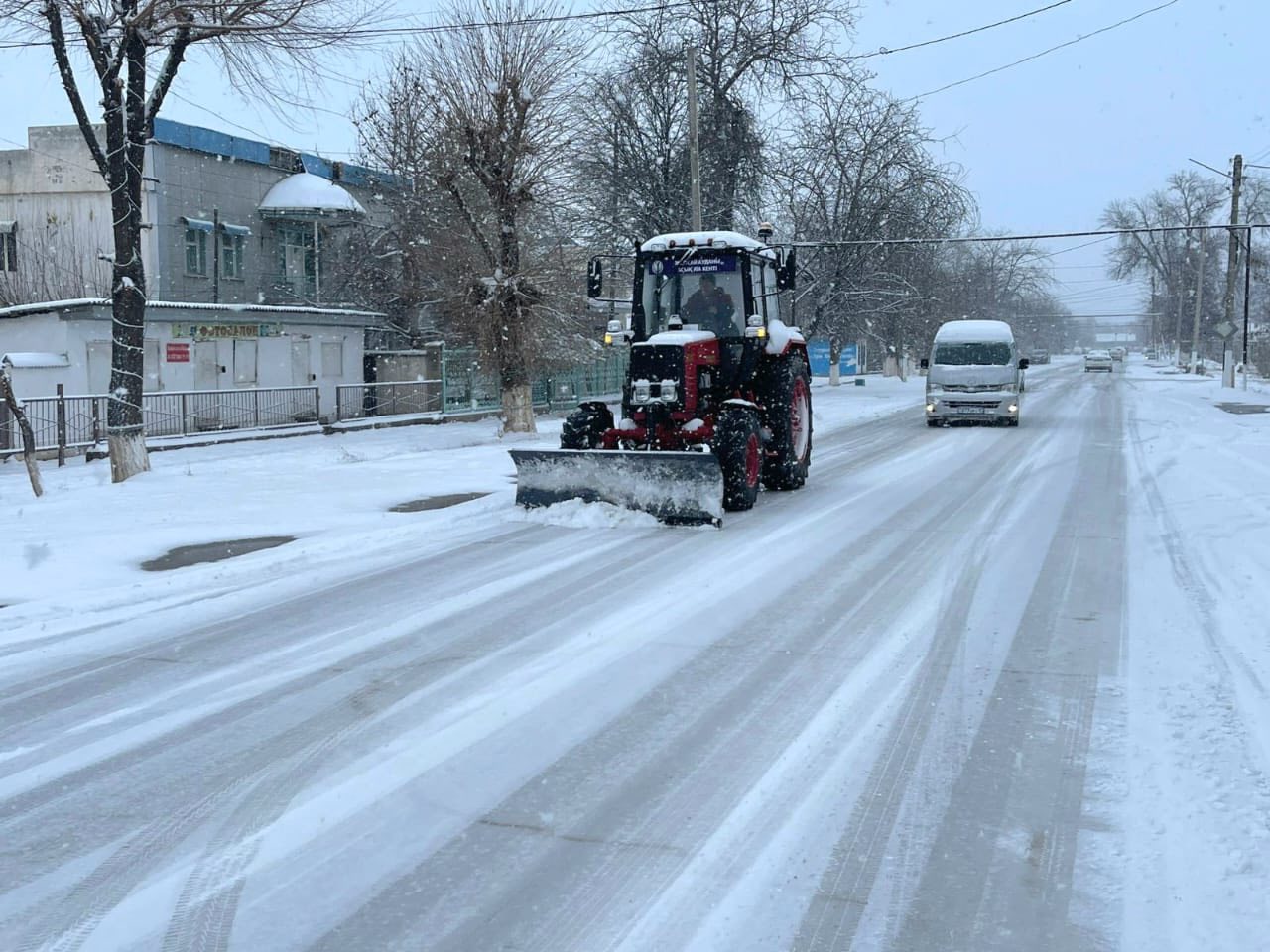 ТҮРКІСТАН: ЖЕТІСАЙДА ҚАР ТАЗАЛАУ ЖҰМЫСТАРЫ ЖҮРГІЗІЛДІ