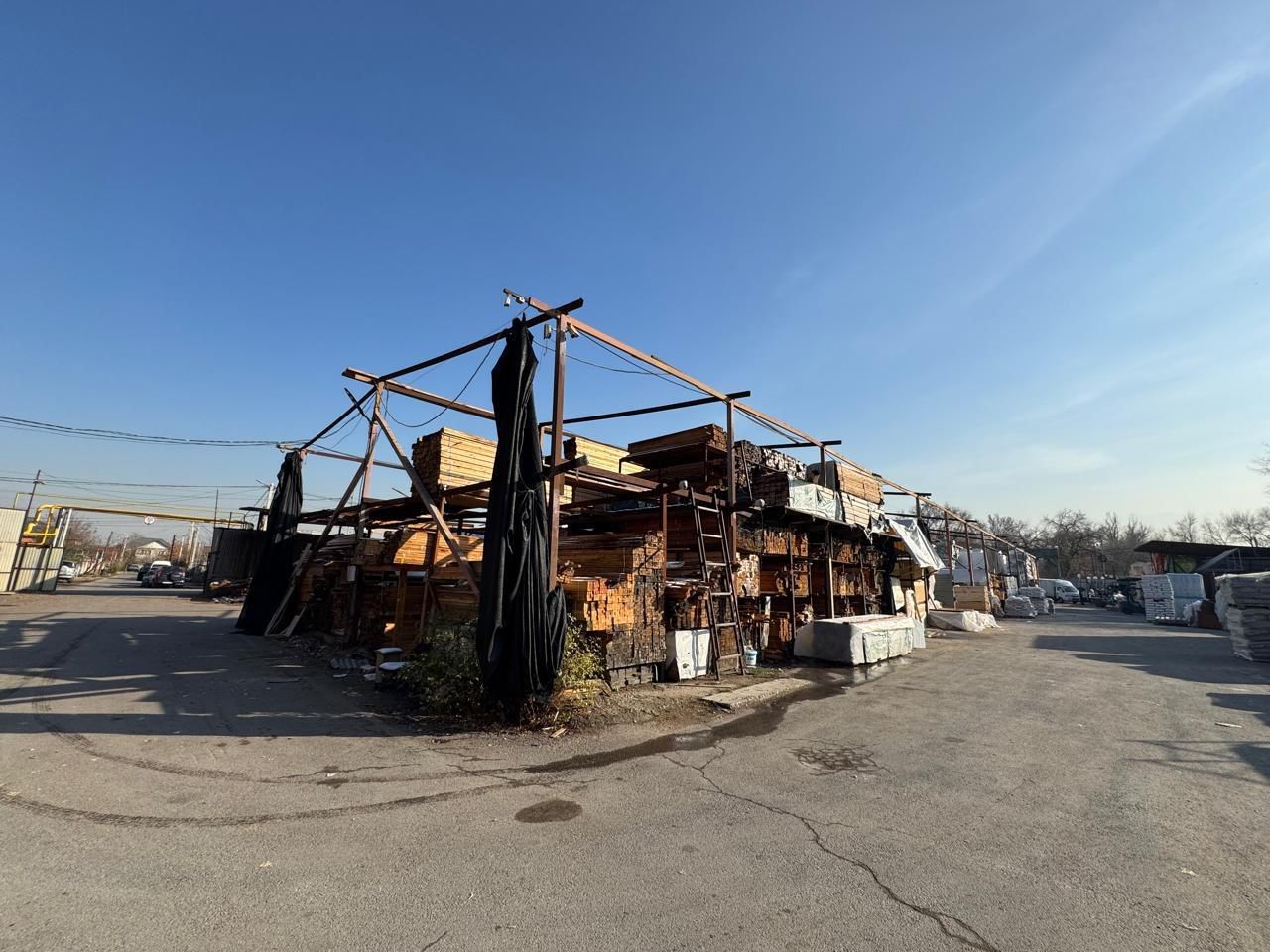 Алматыда заңсыз салынған базар сүріліп жатыр