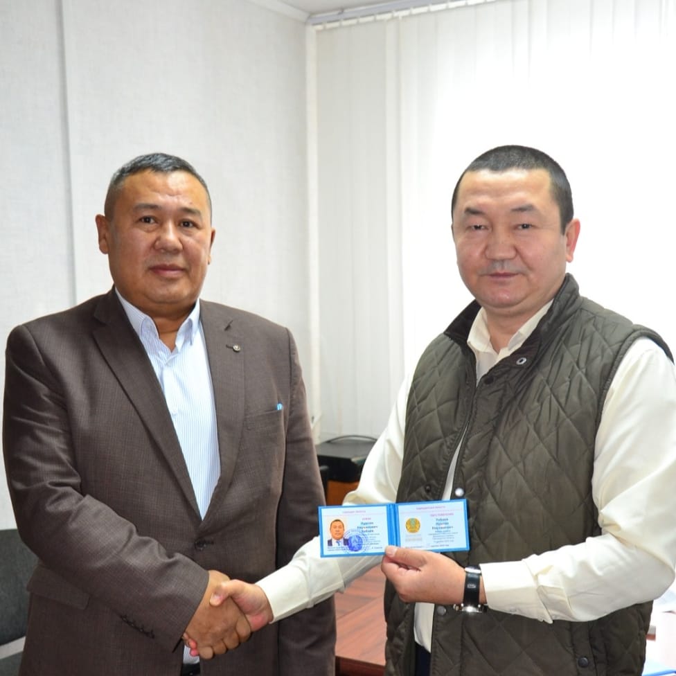 17 декабря 2025 года в здании аппарата акима Новомирского сельского округа состоялось совещание актива округа, на котором председатель Железинской районной территориальной избирательной комиссии Саденов А.Т. вручил удостоверение избранному акиму Унбаеву Нурлану Наукановичу.