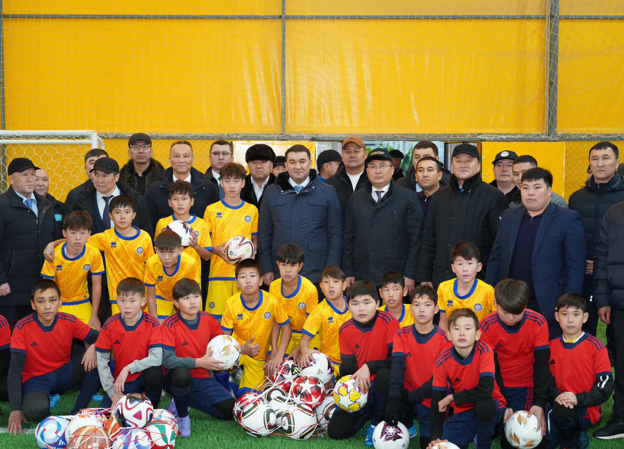 ТҮРКІСТАН: ҚАЗЫҒҰРТ АУДАНЫНДА ЗАМАНАУИ СПОРТ КЕШЕНІ ПАЙДАЛАНУҒА БЕРІЛДІ