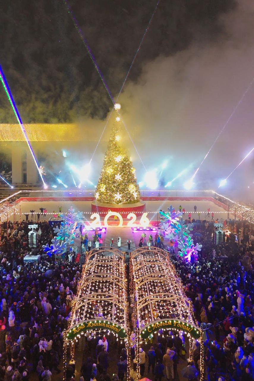 Алматыда жаңа жылдық бас шыршаның шамы жағылды