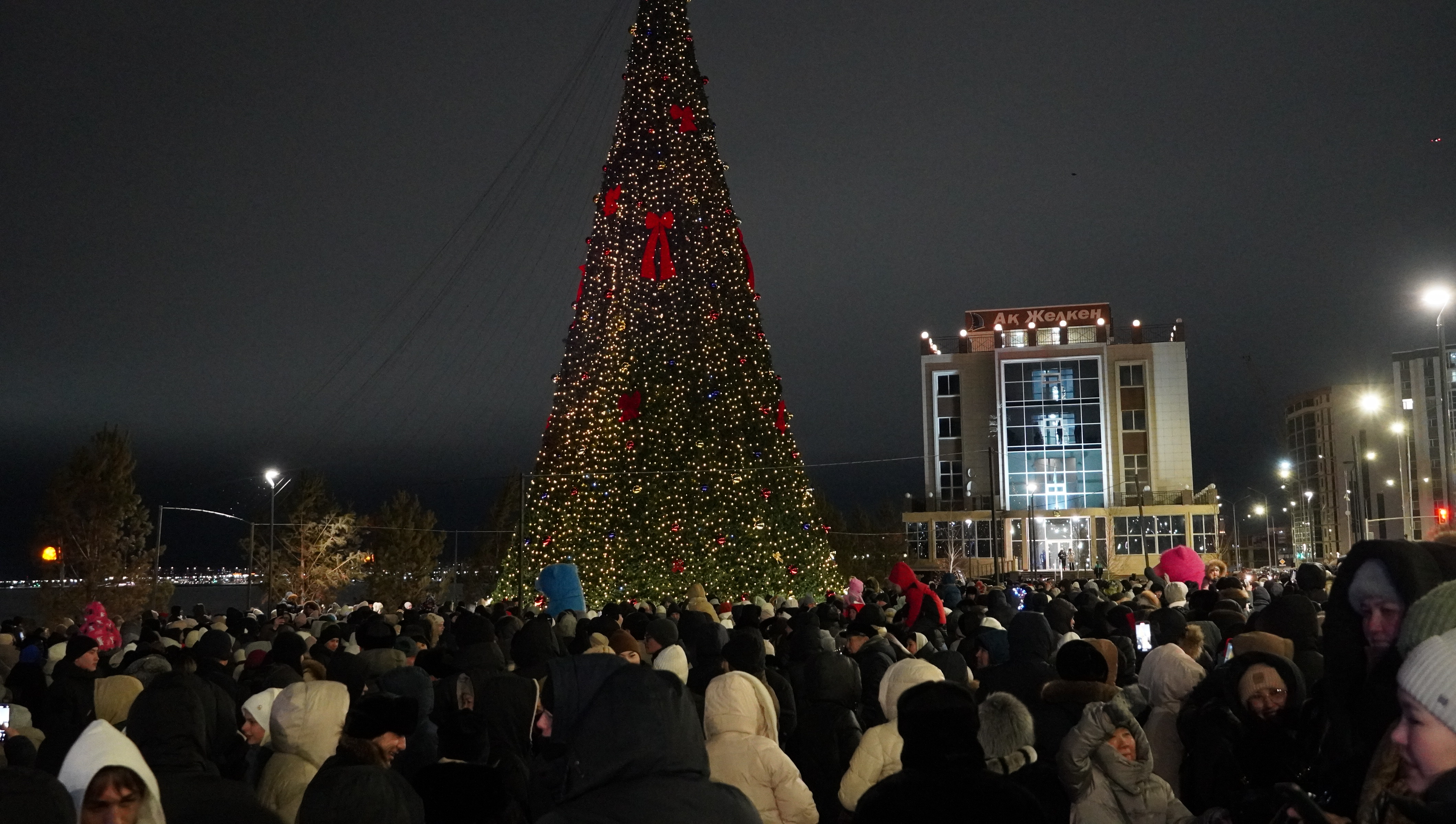 В Кокшетау зажглись новогодние огни: безопасность праздника обеспечили спасатели Акмолинской области