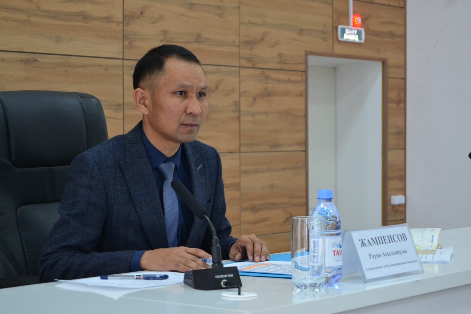 Самар ауданында аудан әкімі аппаратының басшысы, әдеп жөніндегі уәкілі Рауан Жампеисов мемлекеттік қызметшілердің қатысуымен кезекті отырыс өткізді