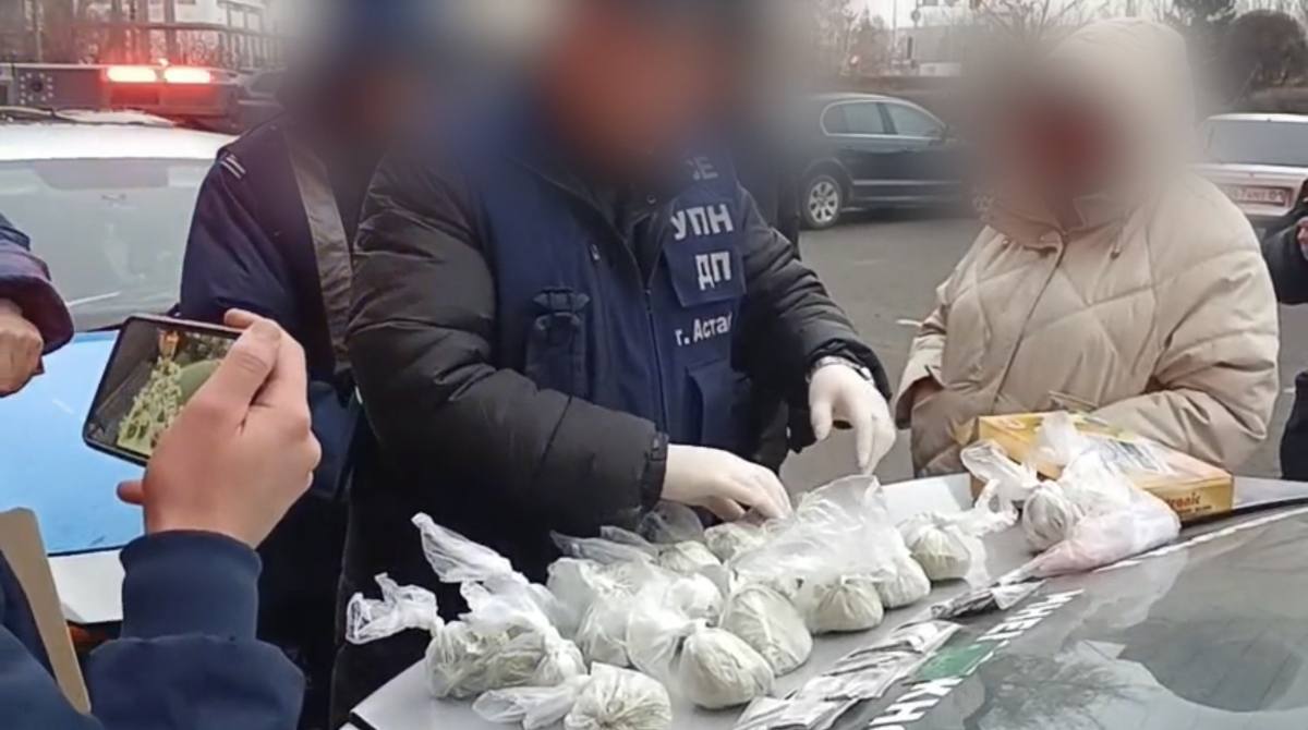 В столице задержан подозреваемый, торговавший наркотиками из багажника автомобиля