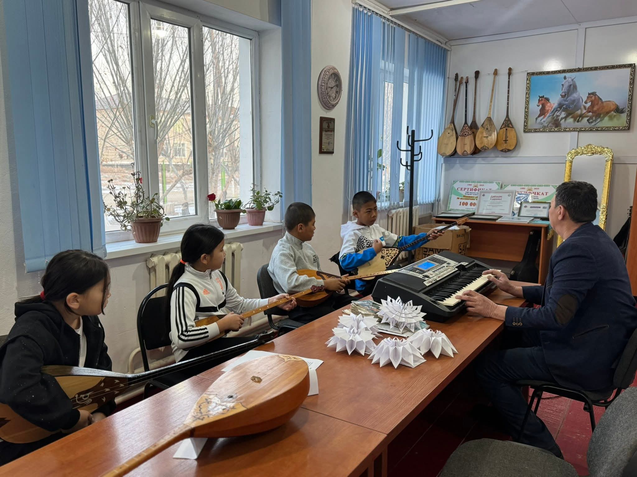 ДОМБЫРА ҮЙІРМЕСІНІҢ КЕЗЕКТІ САБАҚТАРЫ Бекарыстан би ауылдық мәдениет Үйі жанындағы Жәмет жырау атындағы “Домбыра” үйірмесінің кезекті сабақтары. Жетекшісі: Б.Жібекәлі