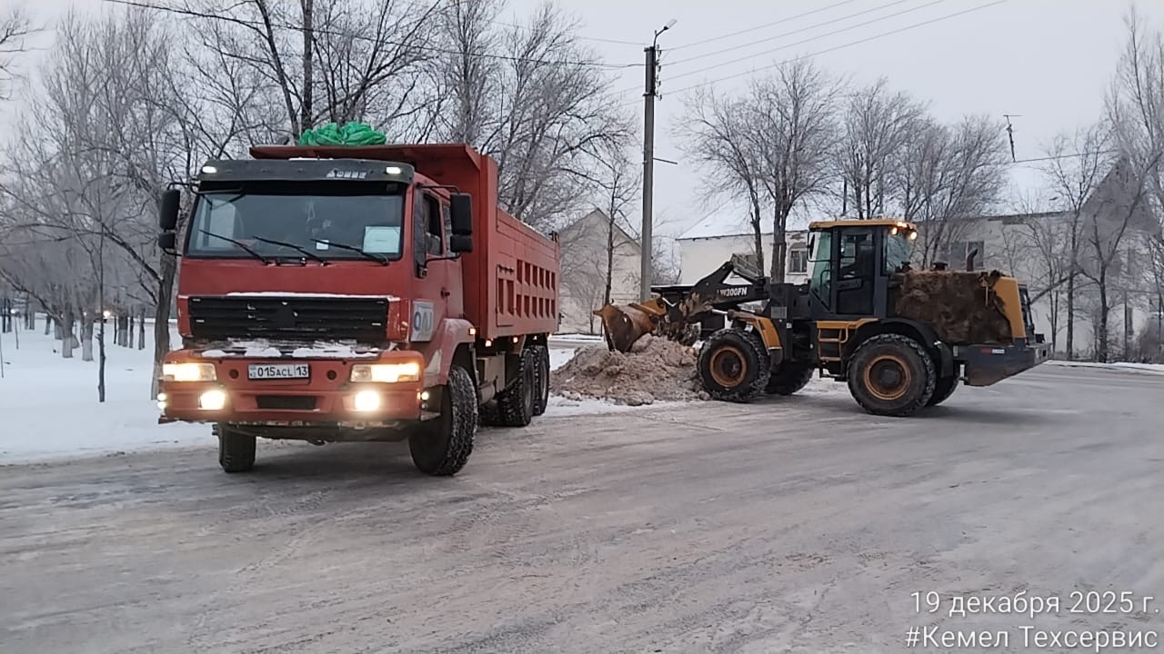 Более 1200 единиц спецтехники заняты в снегоуборочных работах в Астане