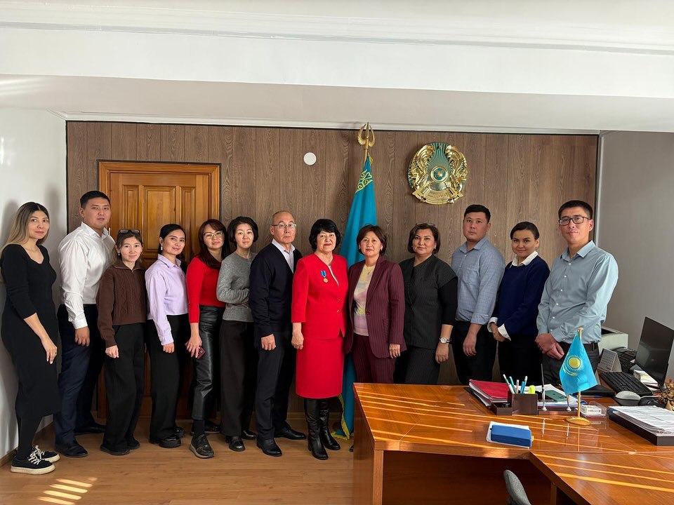 25 қазанда Қазақстан Республикасы Денсаулық сақтау министрлігінің Медициналық және фармацевтикалық бақылау комитетінің Ақтөбе облысы бойынша департаментінде Қазақстан Республикасының күніне арналған салтанатты іс-шара өтті. Іс-шара барысында еліміздің қалыптасуы мен даму тарихы туралы баяндама оқылып, департамент басшысы Латыпова Алия Мұхтарқызының құттықтау сөзі айтылды. Сонымен қатар, Қазақстан Республикасы Денсаулық сақтау министрлігінің бастамасымен Астана қаласында өткен марапаттау рәсімінде, денсаулық сақтау саласындағы көпжылдық адал еңбегі, жоғары кәсібилігі және саланың дамуына қосқан зор үлесі үшін департаменттің орынбасары Сүлейменова Алмагүл Данабекқызы мемлекеттік марапатпен — «Ерен еңбегі үшін» медалімен марапатталды. Сонымен бірге, департаменттің бас маманы Жанабергенов Аскар Исламғалиевич Қазақстан Республикасы Денсаулық сақтау министрінің Алғыс хатымен марапатталды. Әріптестерімізді лайықты марапаттарымен шын жүректен құттықтаймыз және оларға жаңа жетістіктер, кәсіби өсу мен шабыт тілейміз! Барша қазақстандықтарды Қазақстан Республикасының күнімен құттықтаймыз!