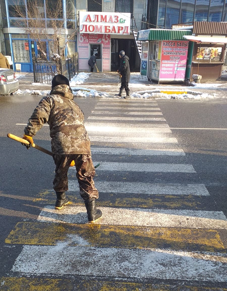 В КЕЛЕСЕ ДОРОГИ ПОСЫПАЮТ СОЛЬЮ И ОБЕСПЕЧИВАЮТ БЕЗОПАСНОСТЬ