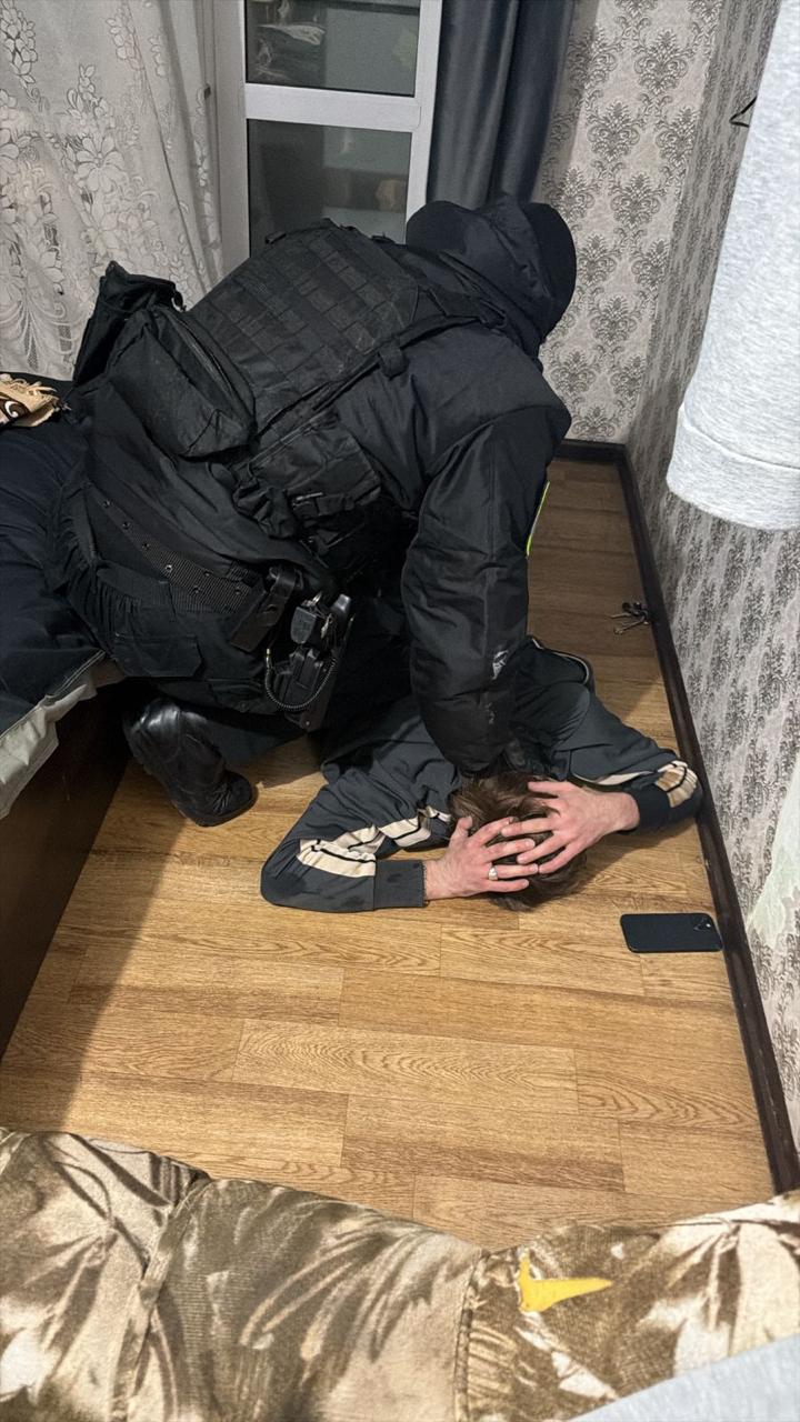 Наклейки с рекламой наркотиков привели к задержанию в Рудном