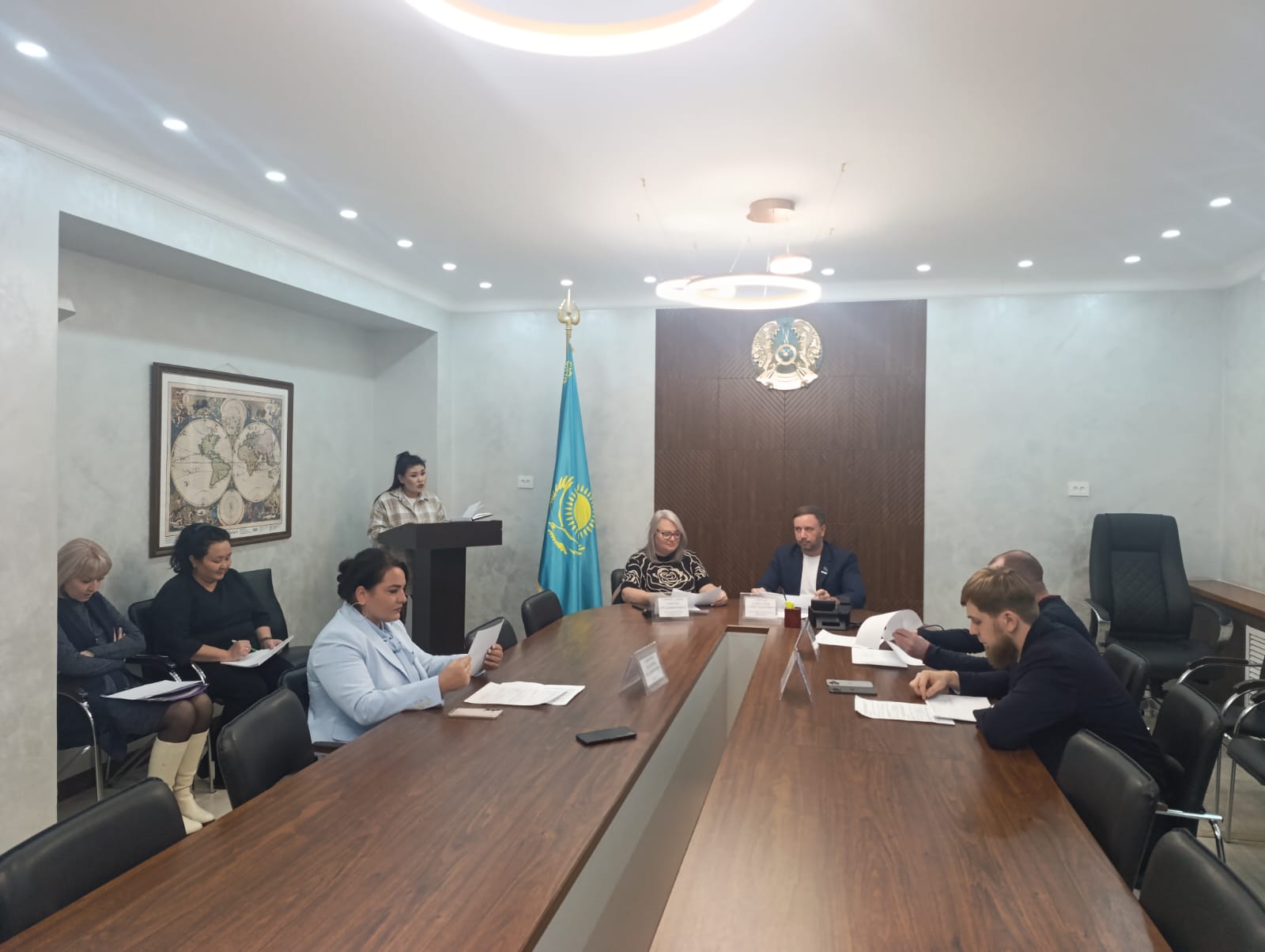 Өскемен қалалық мәслихатында Өскемен қаласының тұрғын үй қатынастары бөлімі және Өскемен қаласының құрылыс бөлімі ұсынған Өскемен қаласы бюджетінің жобаларын талқылау жөніндегі уақытша комиссияның отырысы өтті.