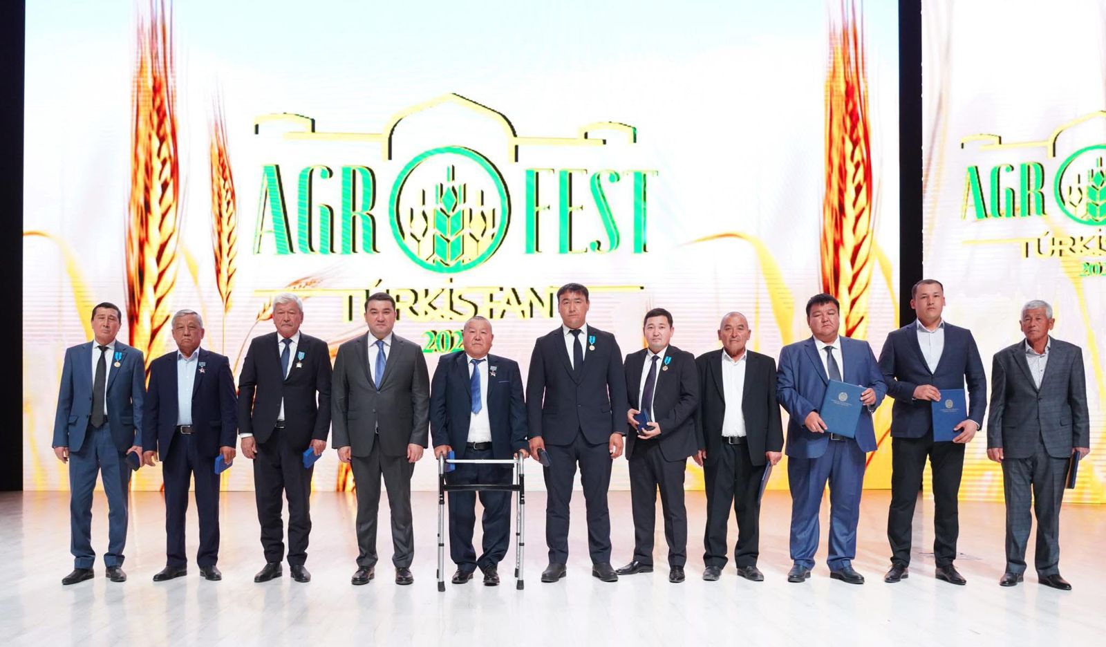 В ТУРКЕСТАНСКОЙ ОБЛАСТИ ПОЧЕТНЫМИ ЗНАКАМИ ОТМЕТИЛИ РАБОТНИКОВ СЕЛЬСКОГО ХОЗЯЙСТВА