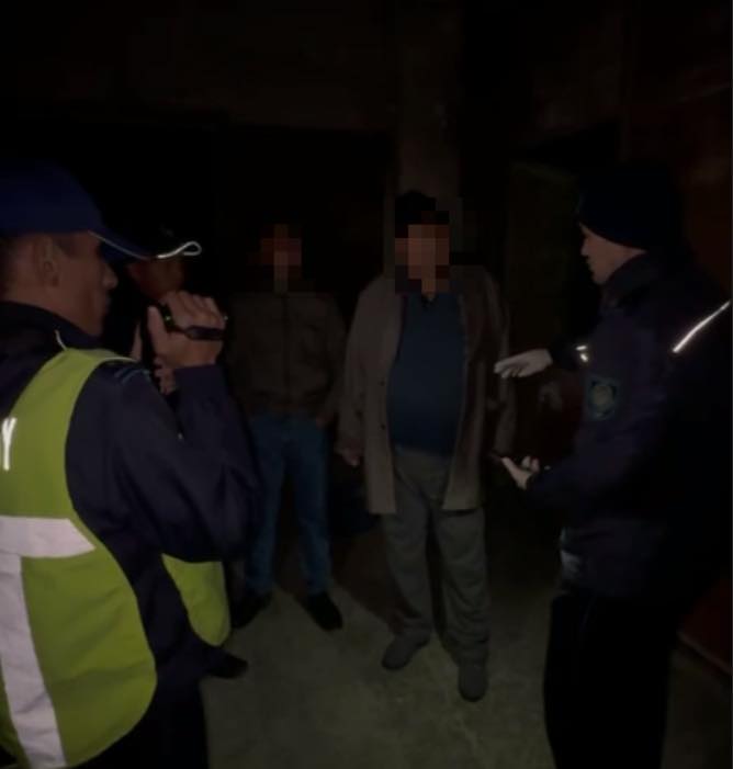 Полиция заңсыз цехты анықтап, 2 тонн насыбай тәркіледі