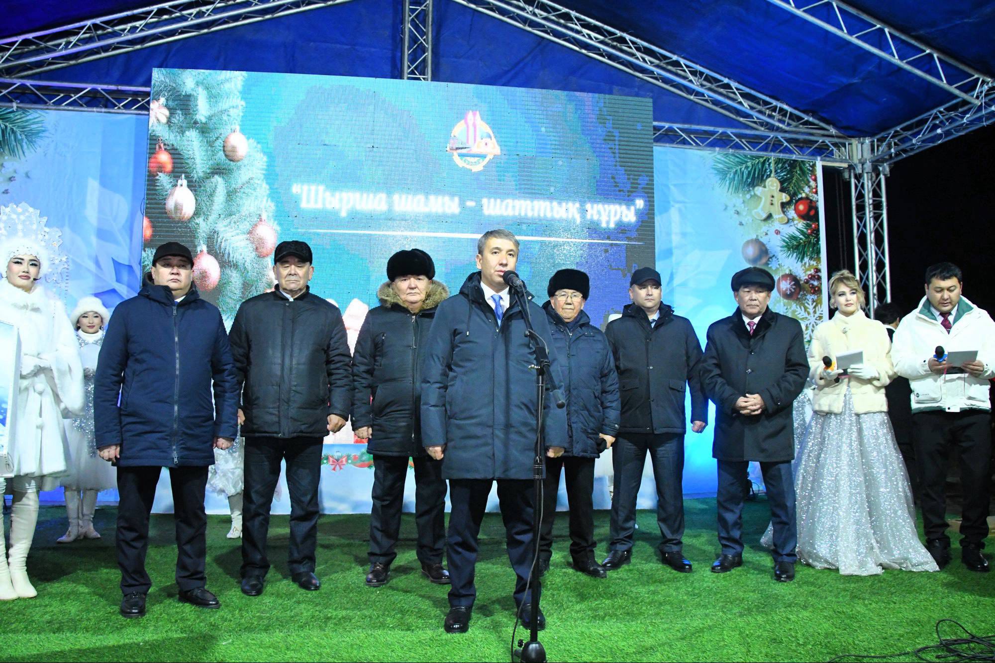 В Казалинске  зажгли новогоднюю елку