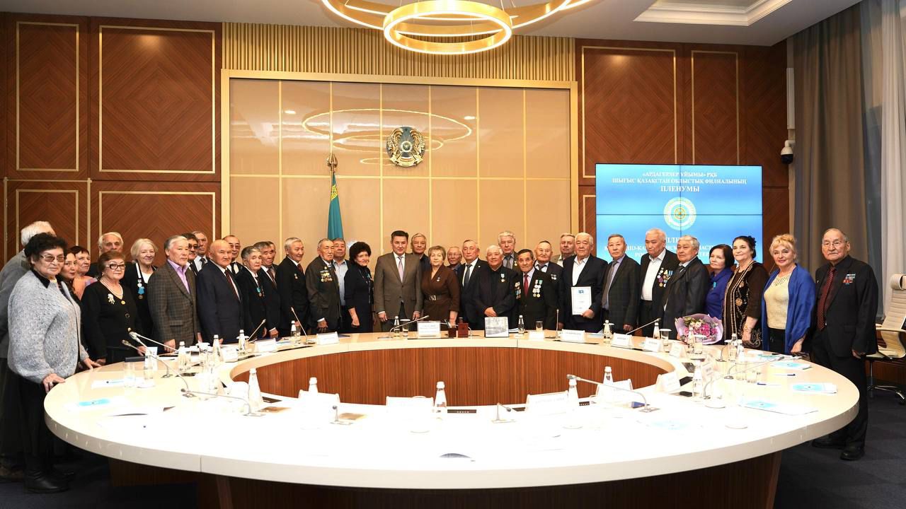 Аким ВКО встретился с ветеранами на областном пленуме