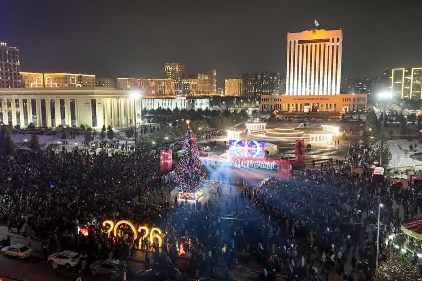 В Шымкенте зажгли огни главной новогодней ёлки города