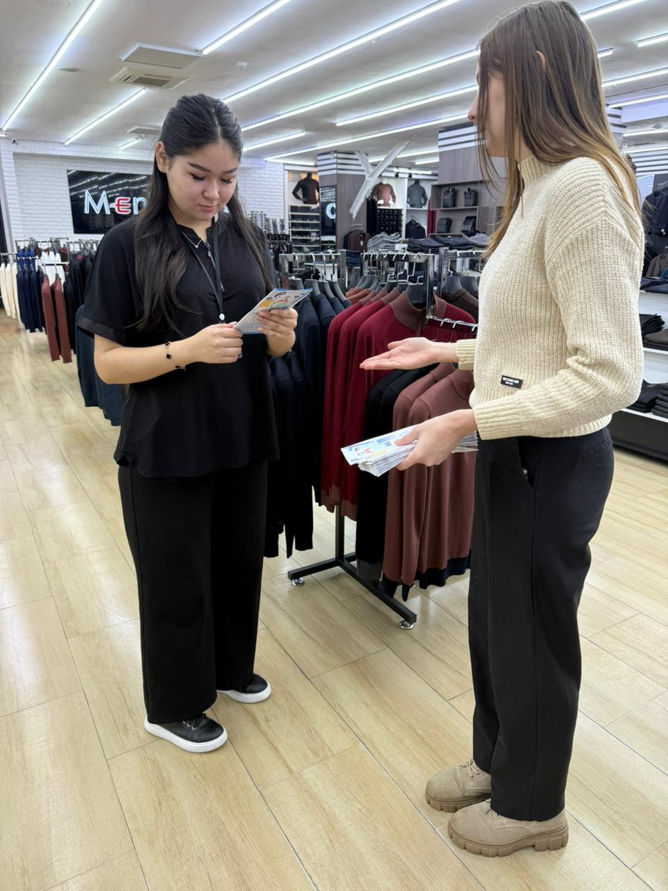 Раздача информационных брошюр работникам ТЦ «Рахмет»