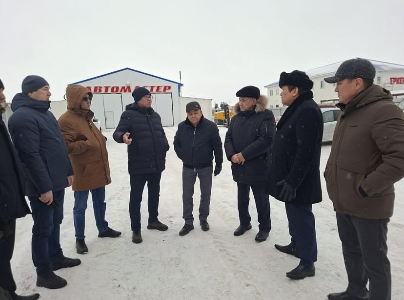 Бөрлі аудандық мәслихатының жұмыс тобы атқарушы орган өкілдерімен бірлесіп, Ақсай қаласының автомобиль жолдарының қысқа дайындығын және мердігерлердің базалары мен  техникаларын қарап  шықты