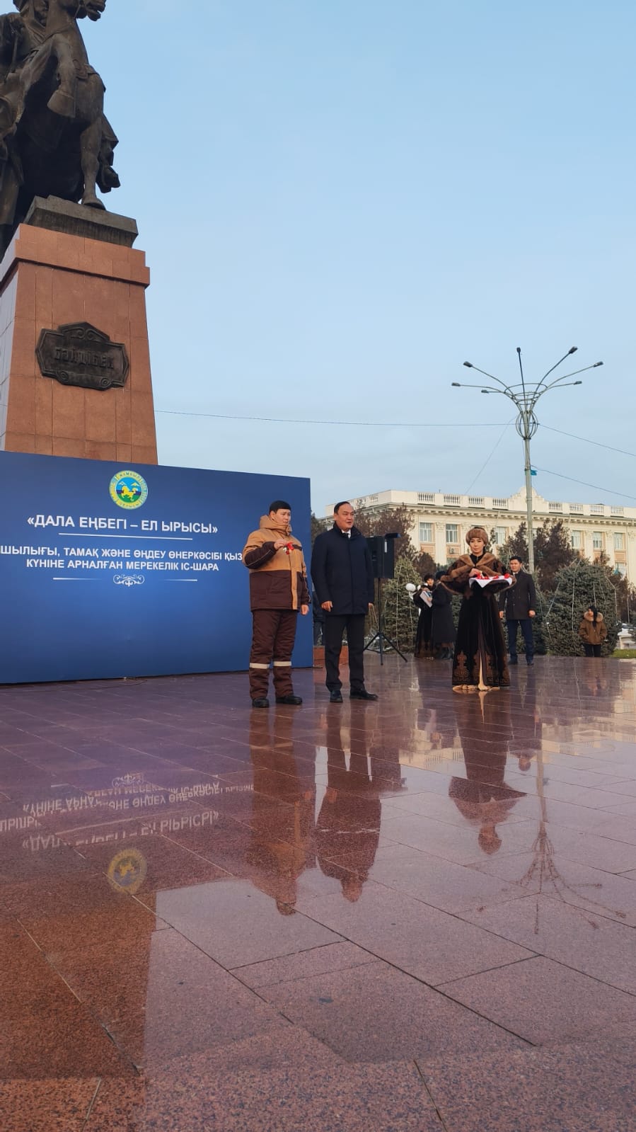 Вручены ключи от служебных автомобилей