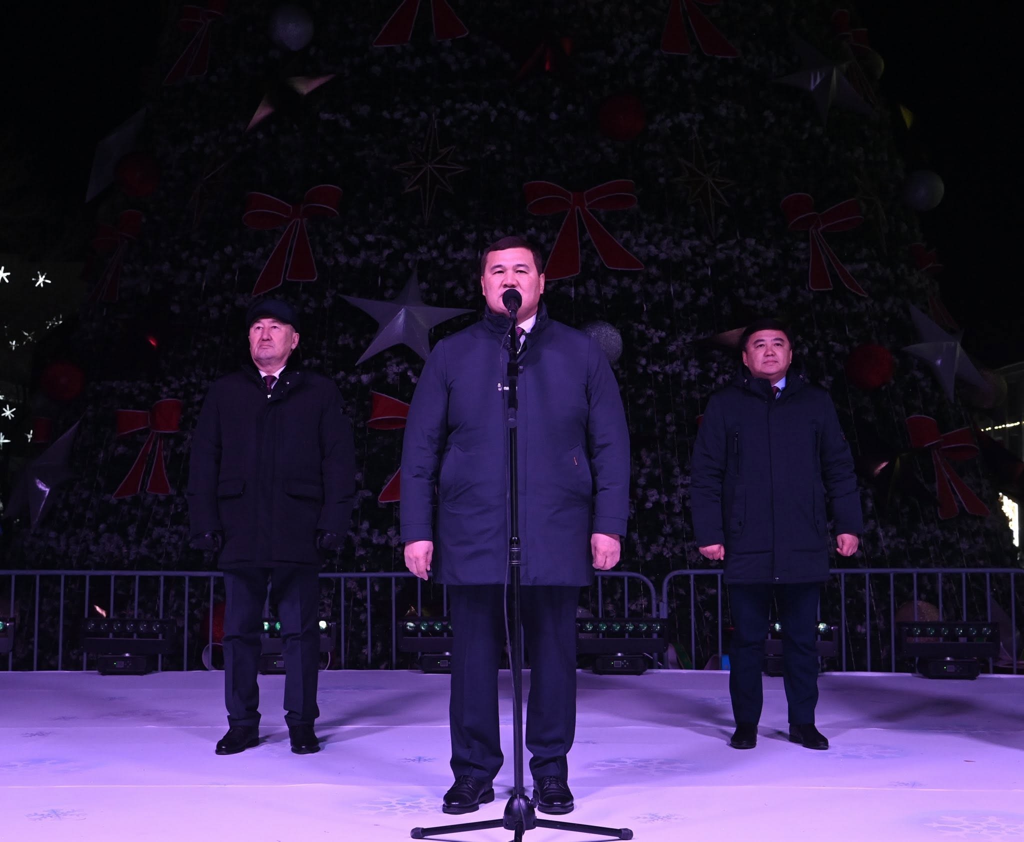 Жаңажылдық шырша шамы жағылды