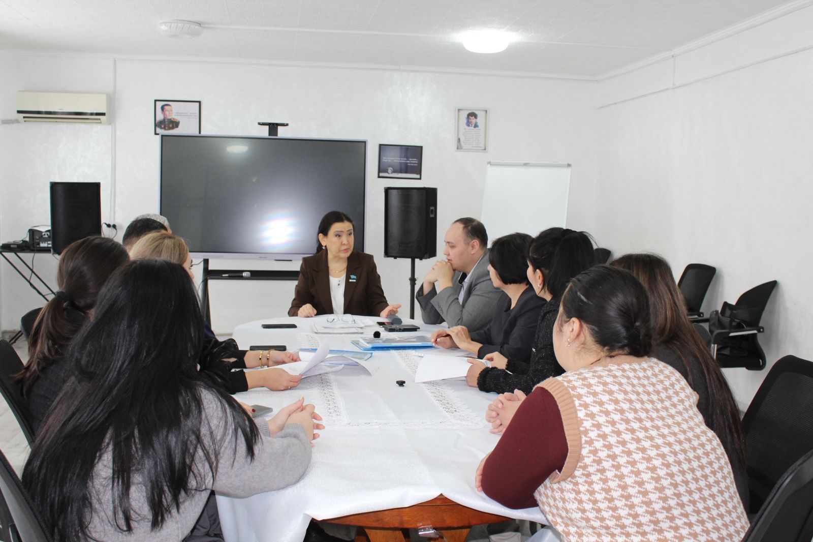 «Мемлекеттік жастар саясатын іске асыру туралы» мәселені сессия отырысына қарауға әзірлеу аясында 19 желтоқсанда депутаттар жастар ресурстық орталығында болды