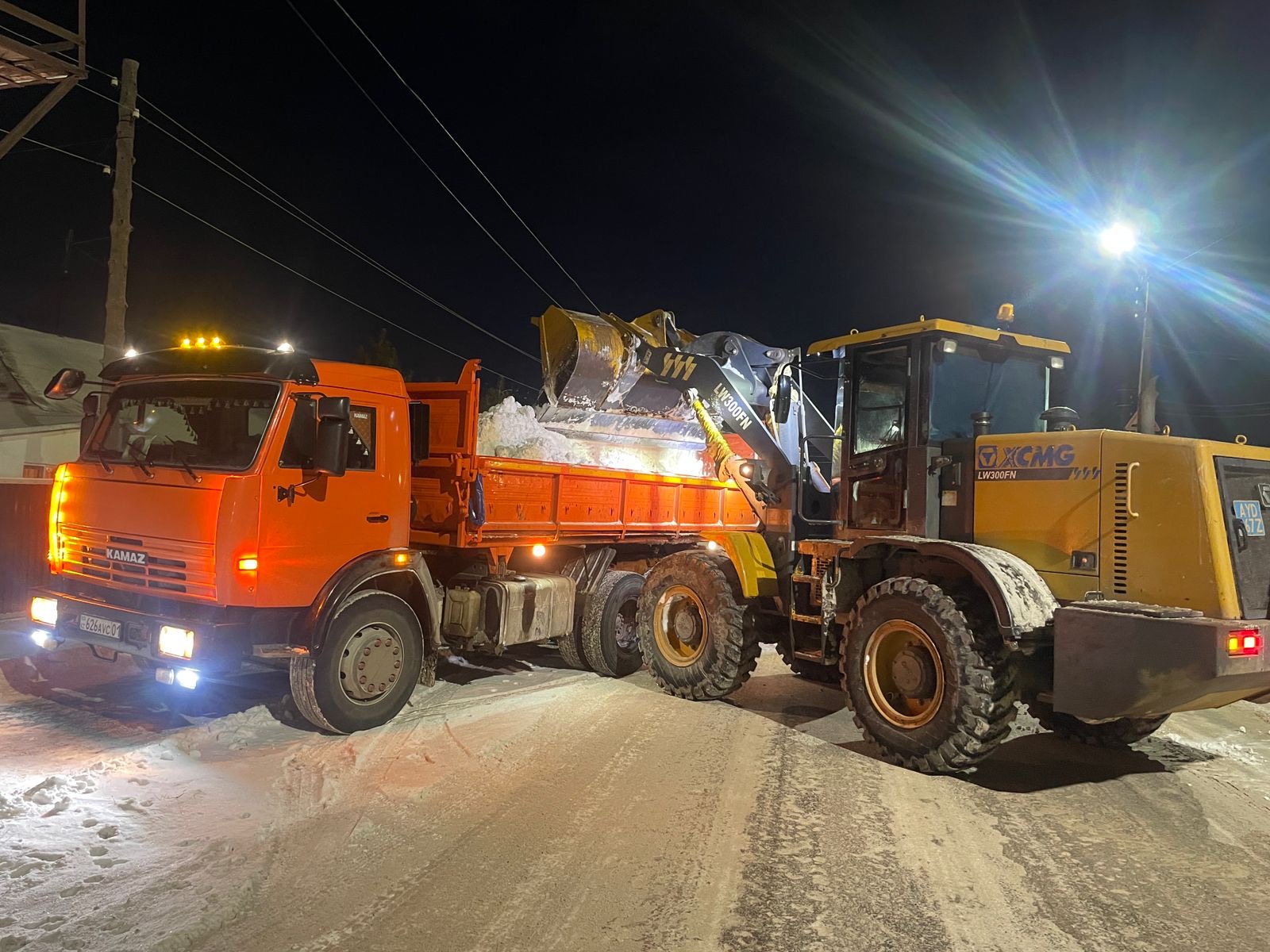 Более 1 200 единиц спецтехники задействованы в снегоуборочных работах в Астане в ночную смену