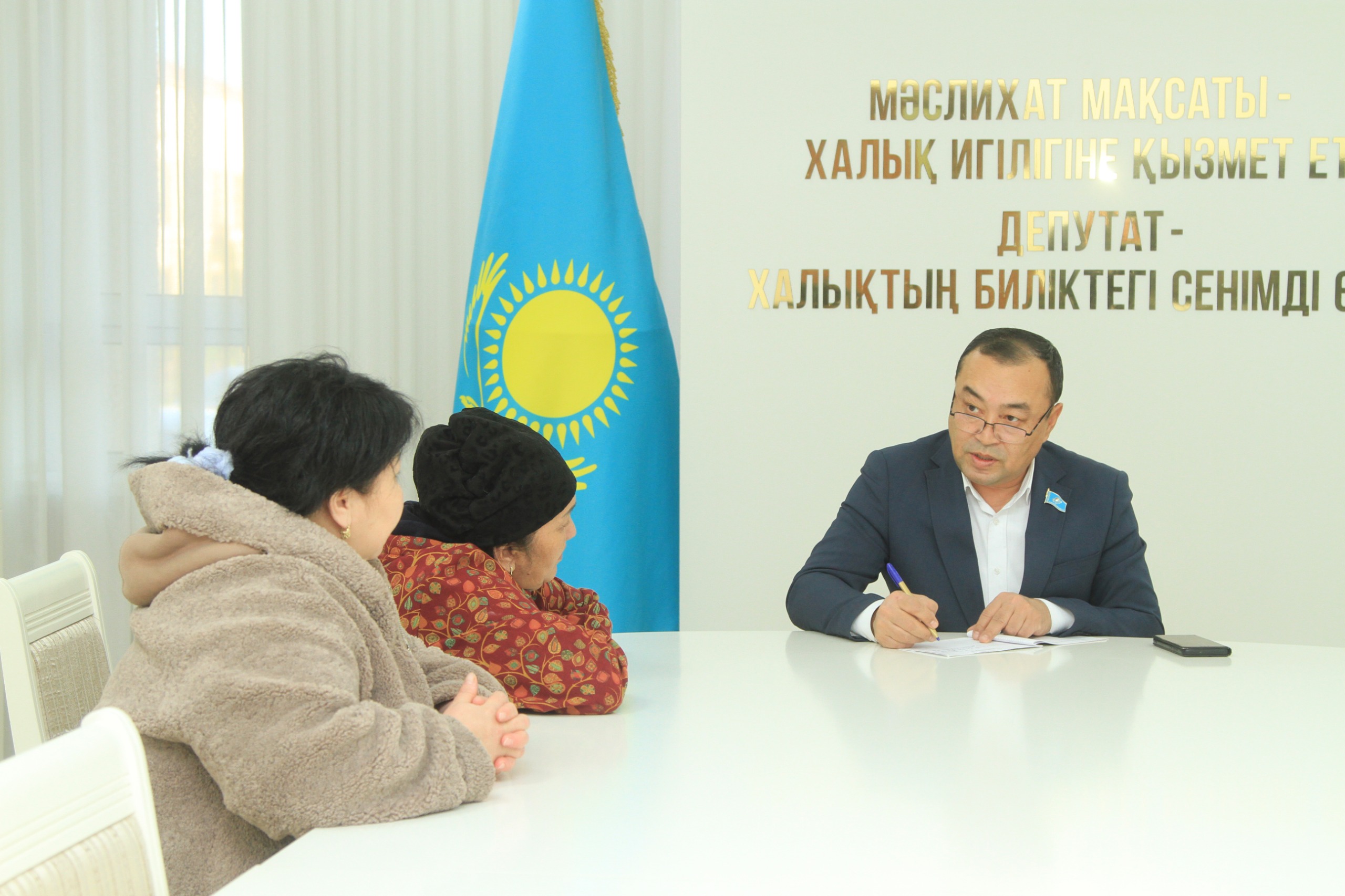 Депутаты приняли жителей