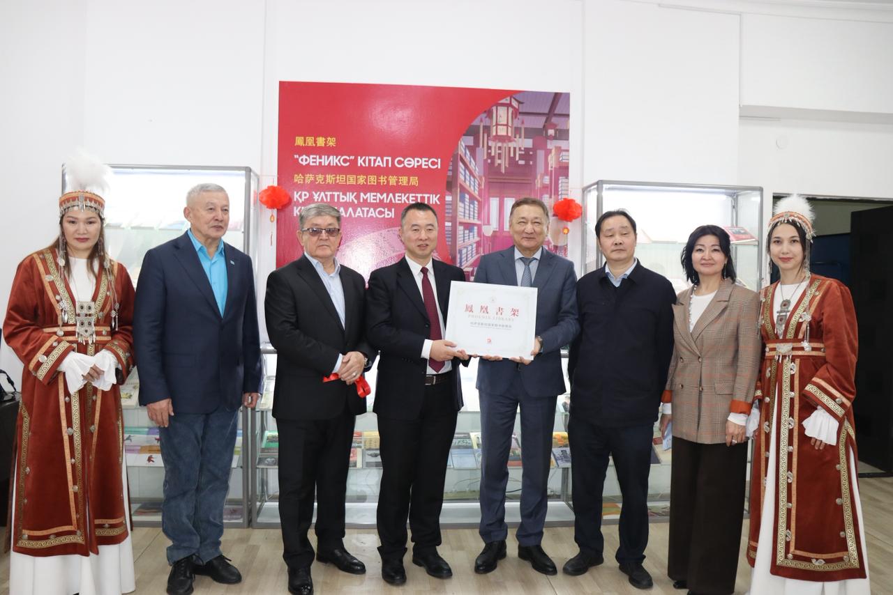 Алматыда «Феникс» баспасының кітап сөресі ашылды