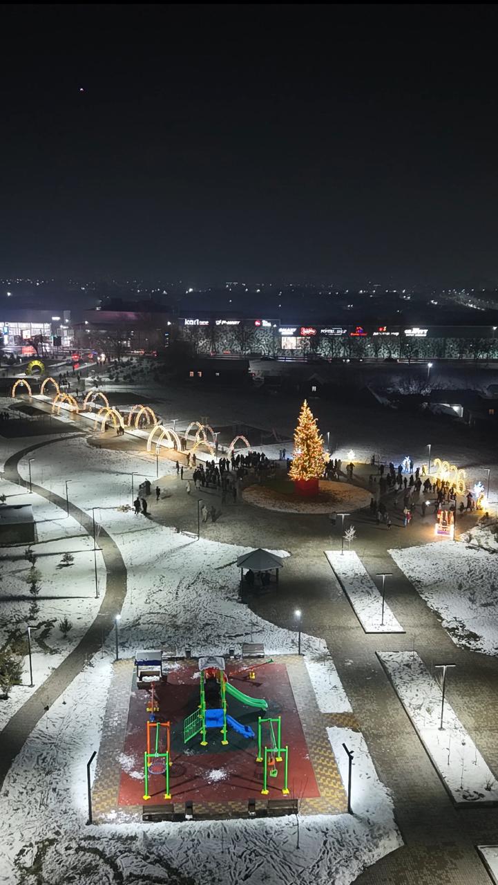 В ЕНБЕКШІ РАЙОНЕ ЗАЖГЛИ ОГНИ НА ГЛАВНОЙ ЁЛКЕ