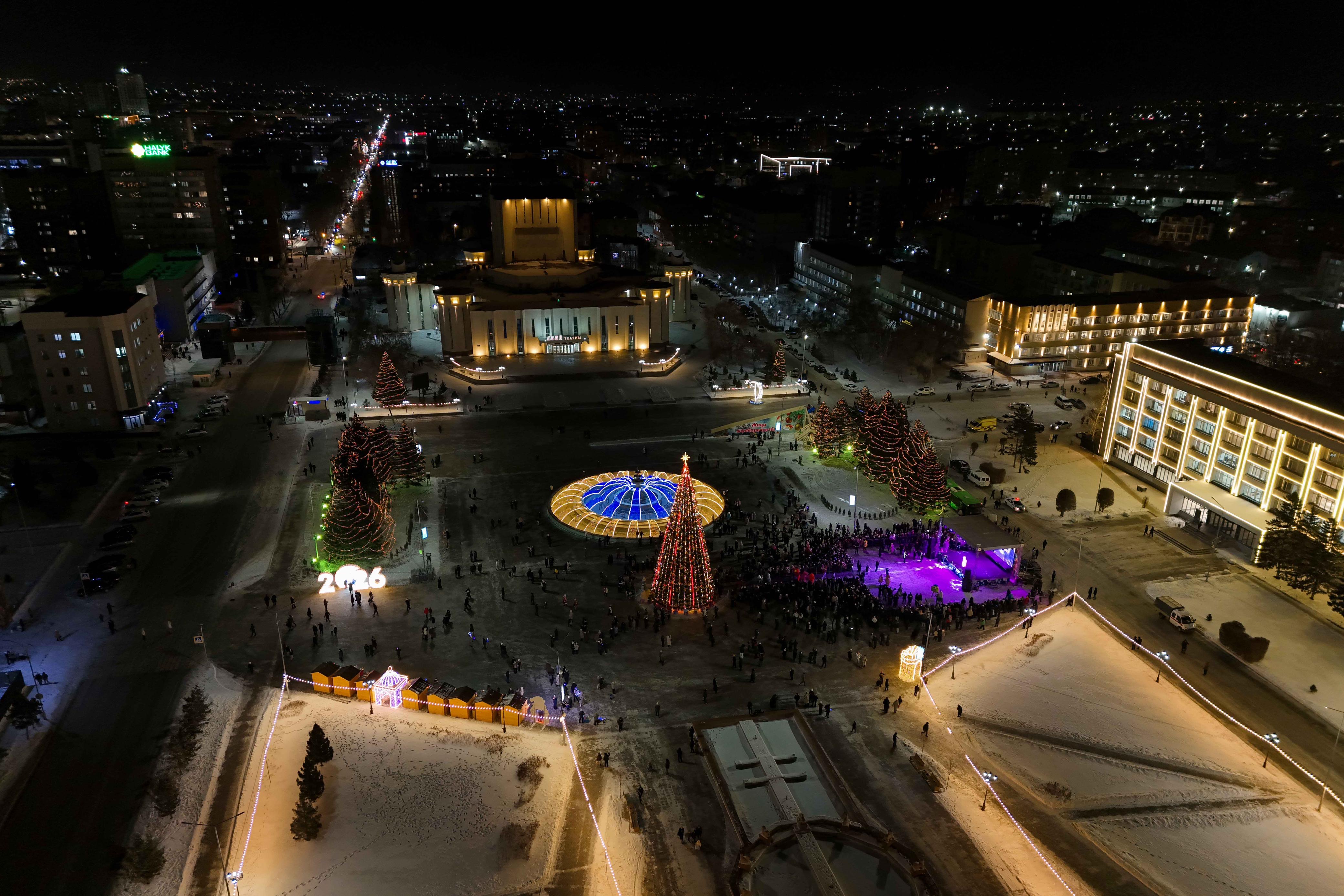 Семейде жаңа жылдық шырша шамы жағылды