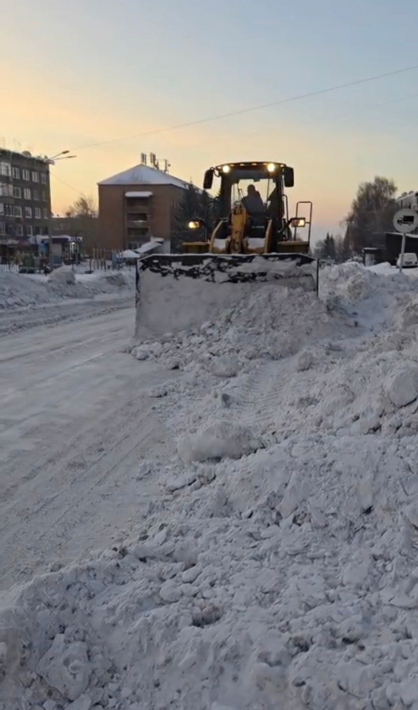 Глубокое кентінде жолдың жүріс бөлігін кеңейту және жолдарды қардан тазалау жұмыстары жалғасуда