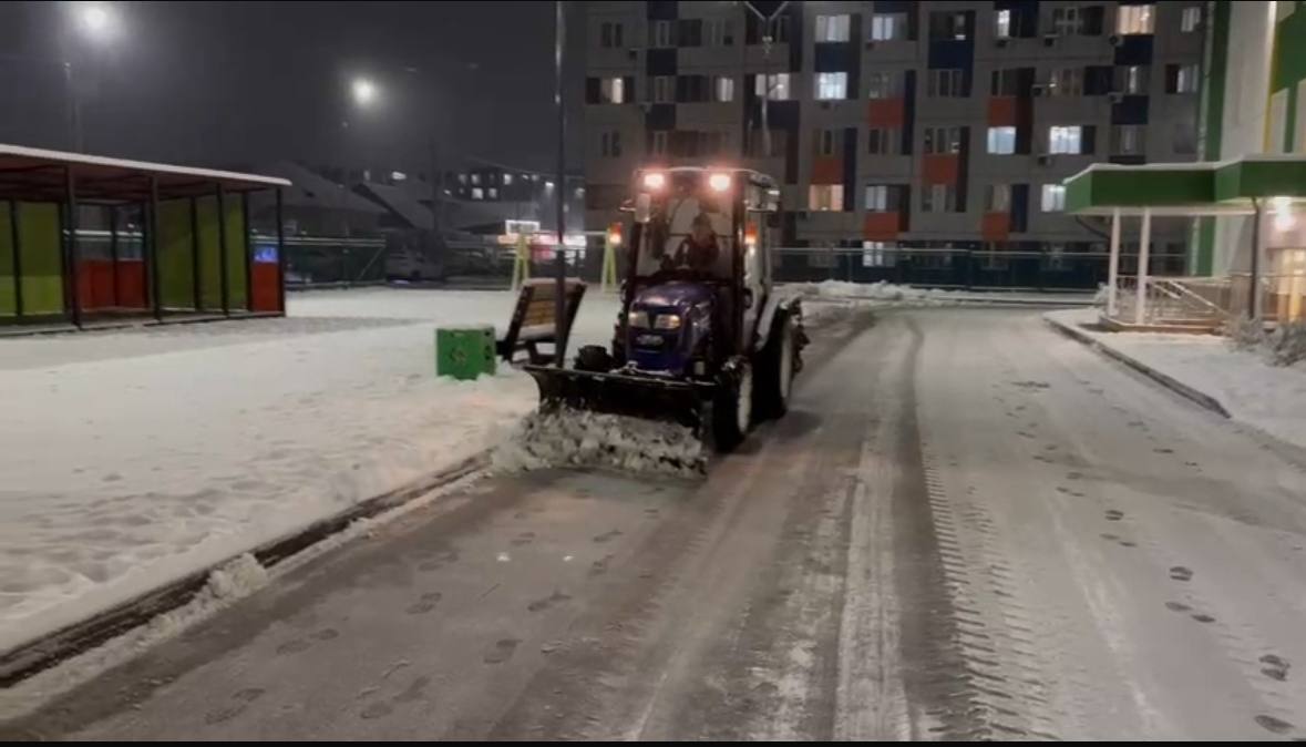 Очистка дорог и тротуаров в Наурызбайском районе проведена в усиленном режиме !!!