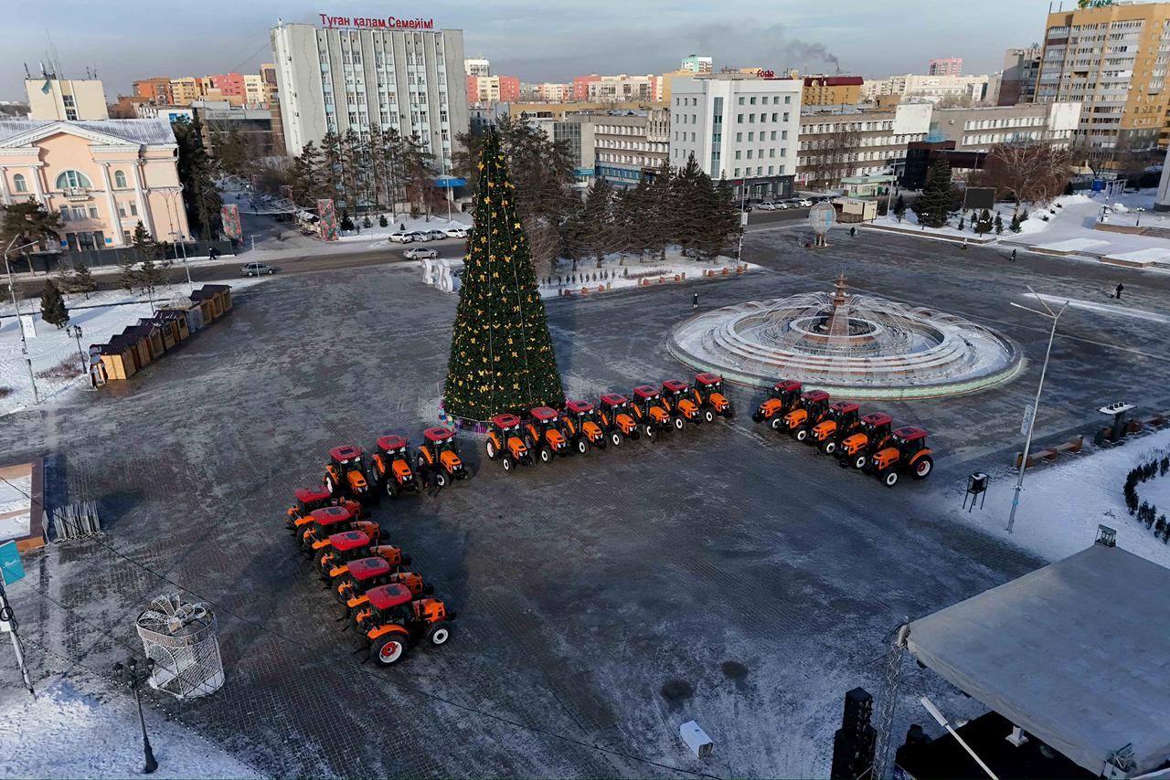 Абай облысында «Үлгілі ауыл» облыстық байқауының жеңімпаздарына 20 трактор табысталды