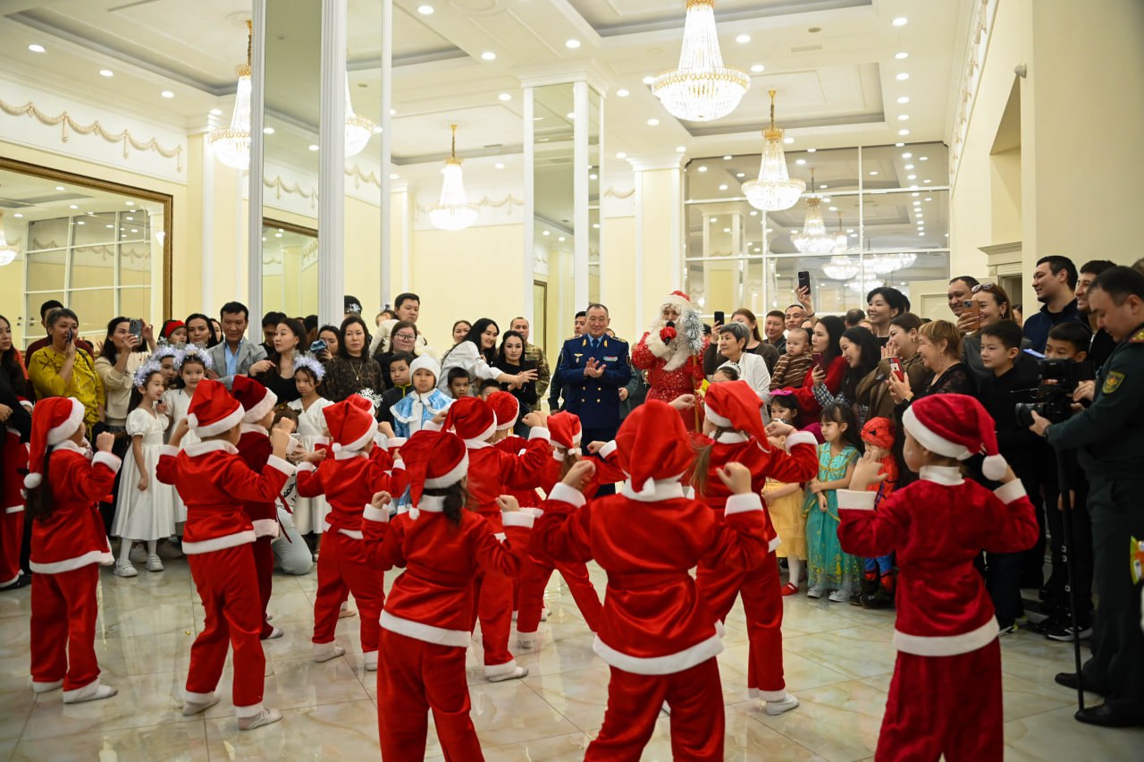 Астанада Қорғаныс министрі жаңа жылдық шыршаны жақты