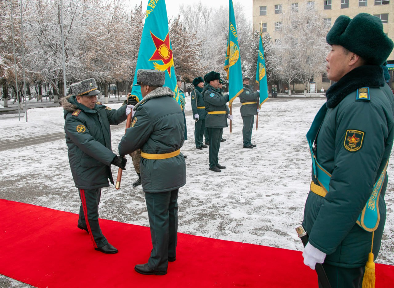 Десанттық-шабуылдау әскерлерінің әскери бөлімдеріне Жауынгерлік тулар табысталды