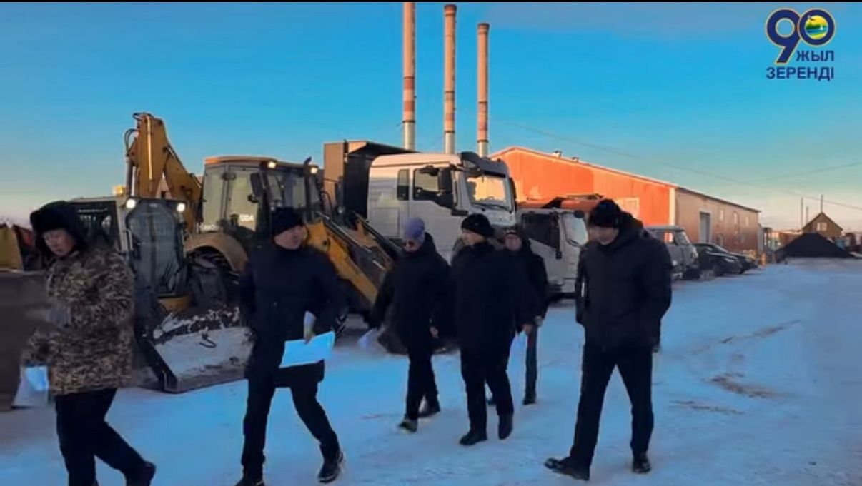 Аким района Асет Курмангожин совместно с председателем районного маслихата Райхан Габдуллиной ознакомились с состоянием автотранспорта и сельскохозяйственной техники коммунального предприятия «Зеренда-Сервис»