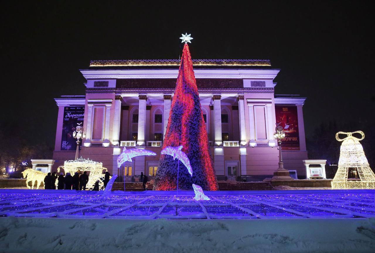 Алматы украшен к новогодним праздникам: праздничное оформление охватило весь город