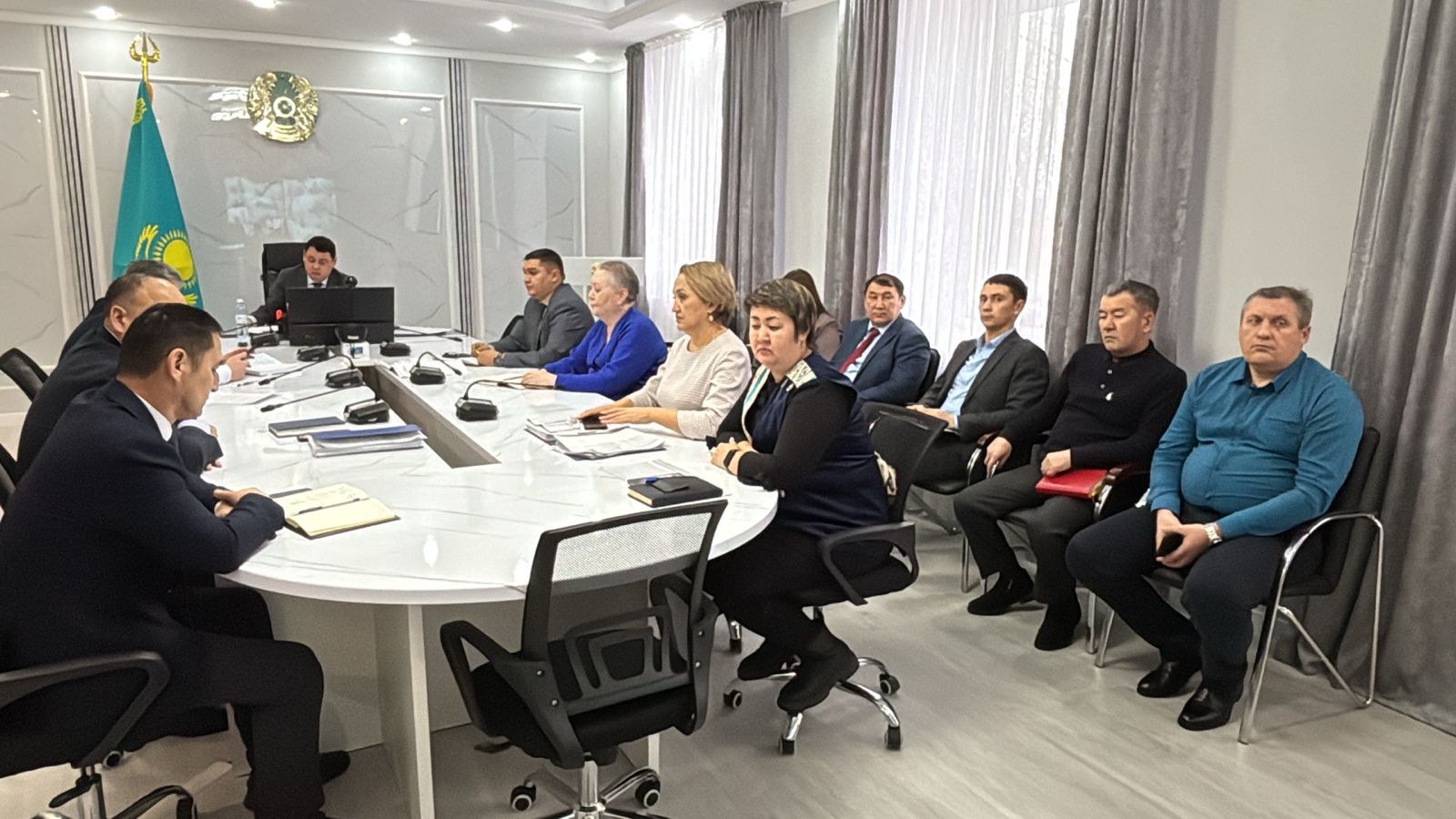23 декабря 2025 года аким района Анбаев Р.А. принял участие в заседании областного акимата в режиме видеоконференцсвязи, так же в данном совещании приняли участие руководители районных госучреждений.