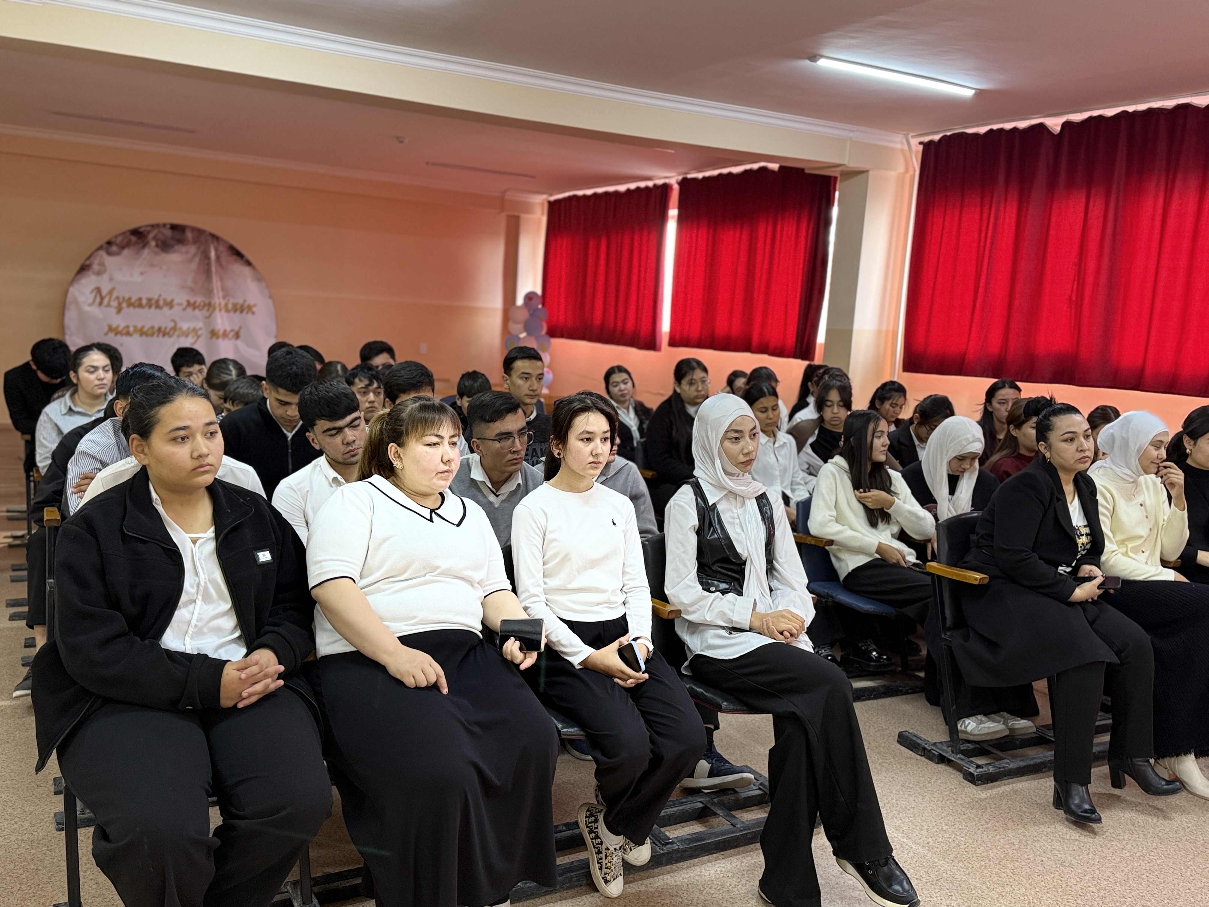 СТУДЕНТТЕРМЕН «ЗАҢ ЖӘНЕ ТӘРТІП» ТАҚЫРЫБЫНДА КЕЗДЕСУ ӨТТІ