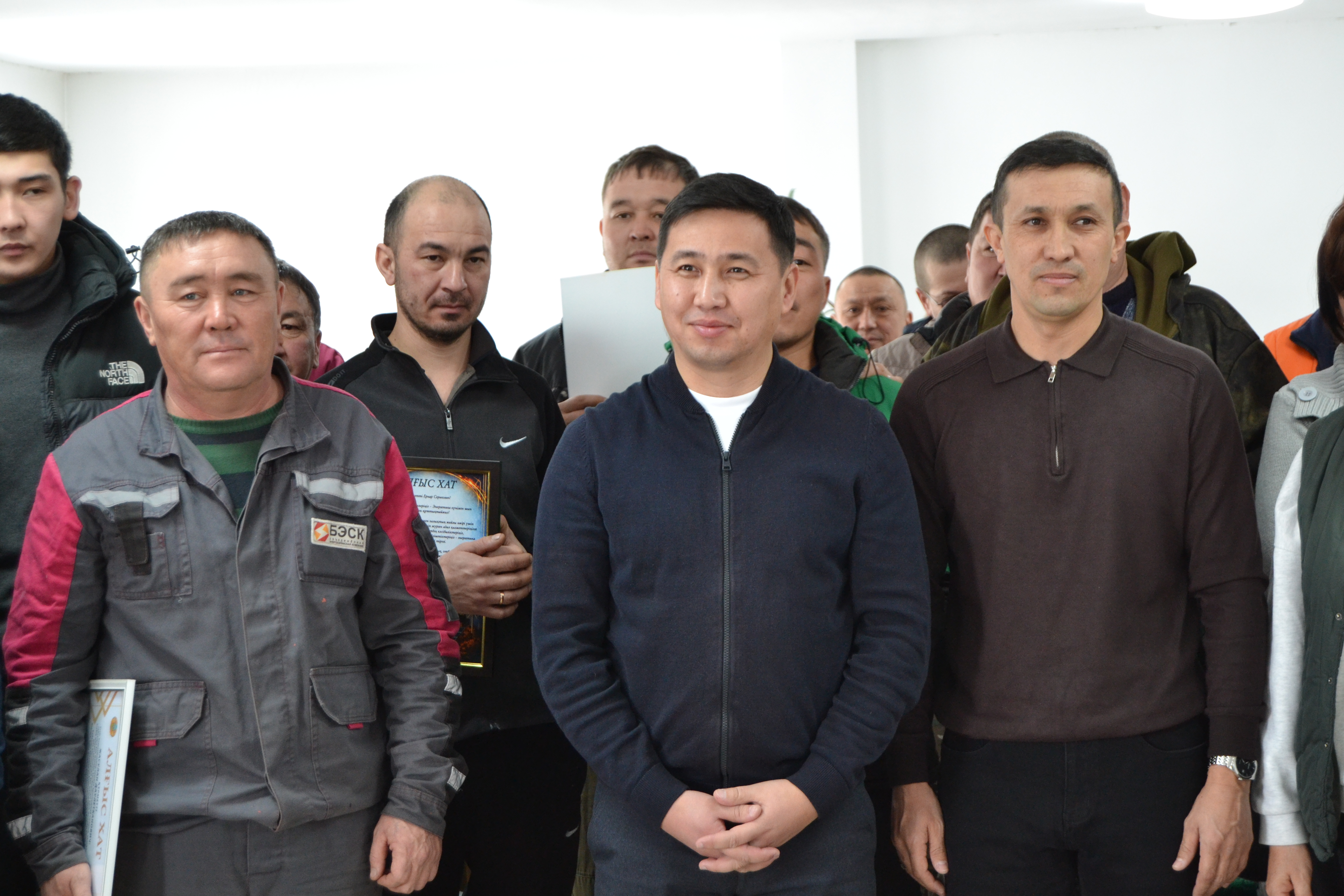 Самар ауданының әкімі Серік Жеңісов «БЭСК» АҚ қызметкерлерін кәсіби мерекемен құттықтады!