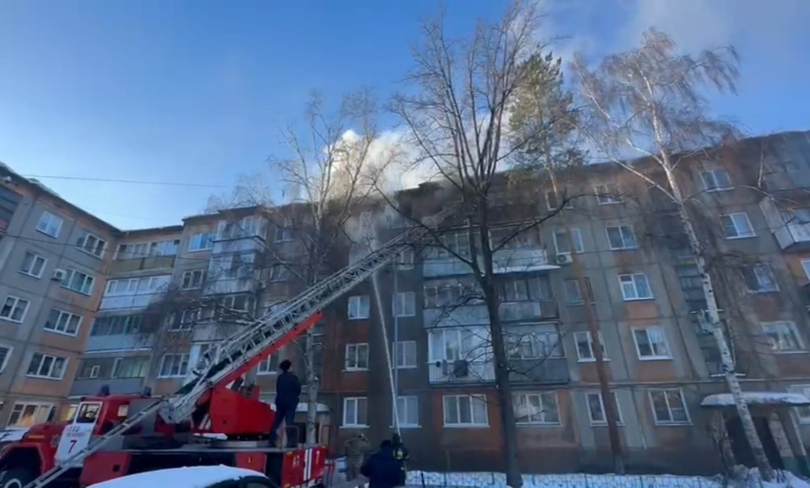 Сотрудники ДЧС спасли из горящей квартиры мужчину