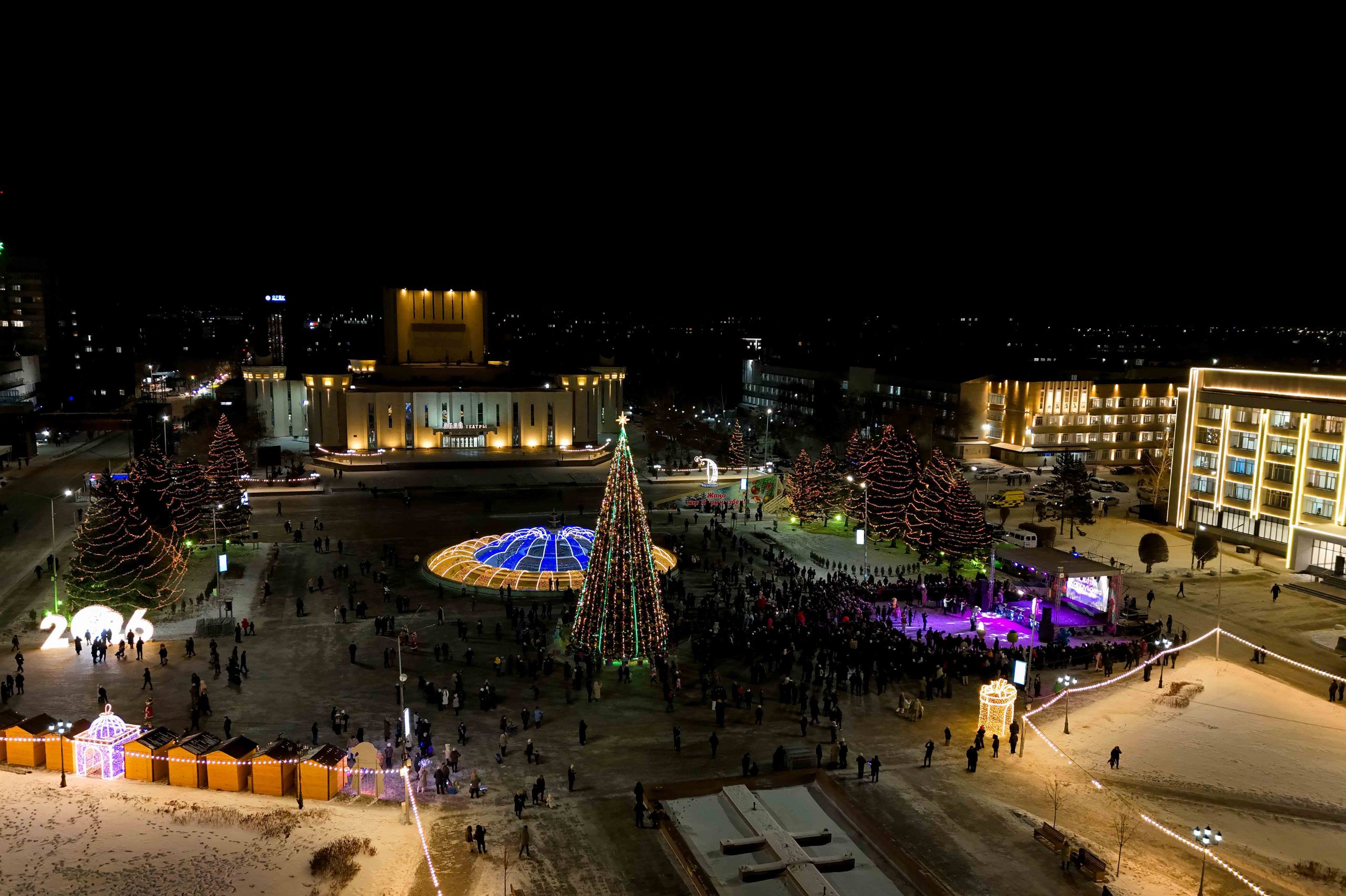 В Семее зажгли огни новогодней елки