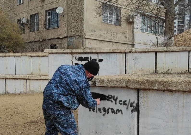 В Актау прошла масштабная акция по уничтожению наркограффити