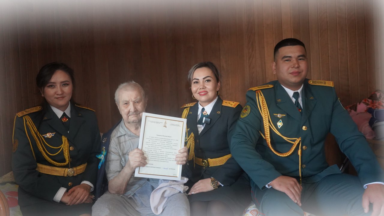 Алматыда әскери қызметшілер ардагер майдангерді құттықтады